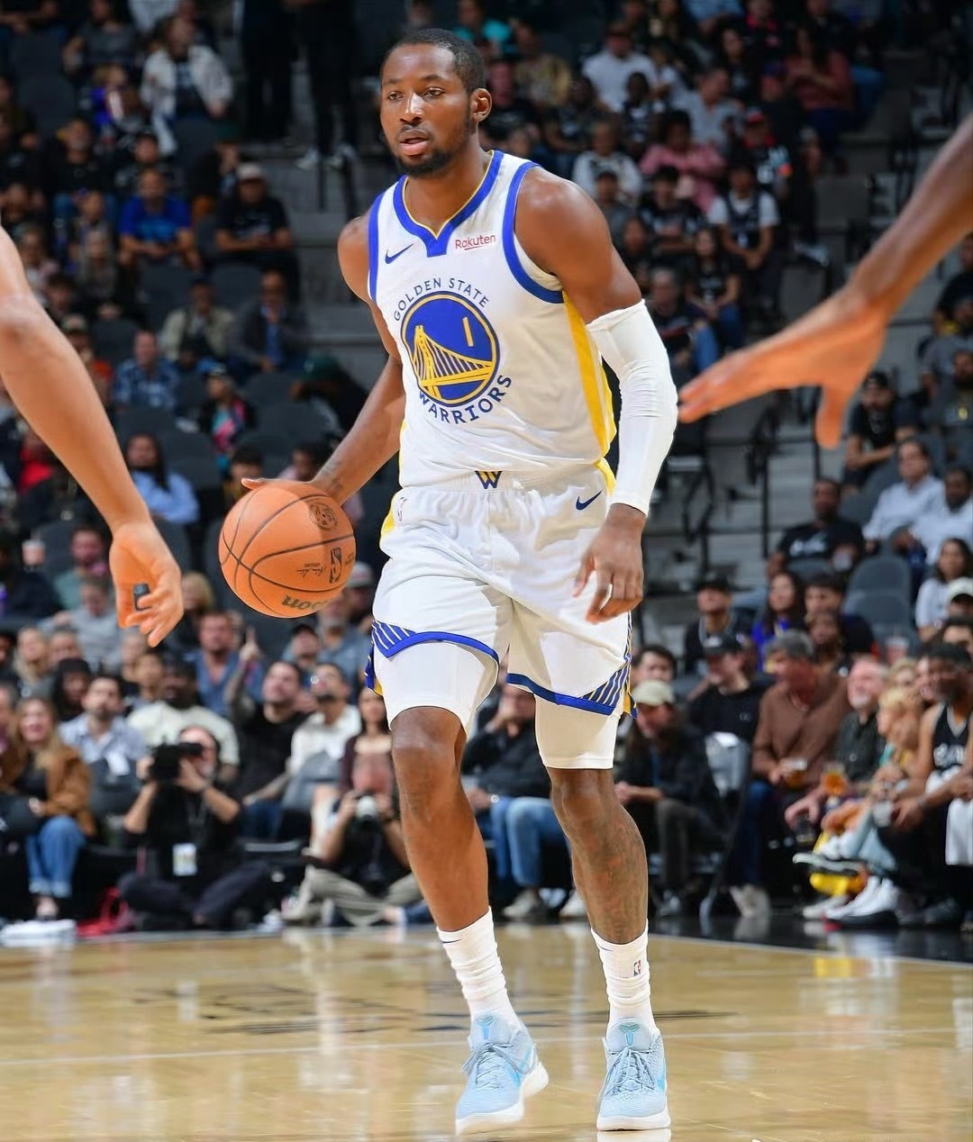 小库也不打了，应该就是单方便不想打了，反正都要被交易了赛前科尔透露，库明加会出战