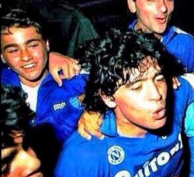 那不勒斯队的一名年轻后卫问费拉拉：“你能相信我会和马拉多纳一起训练吗？”  “不