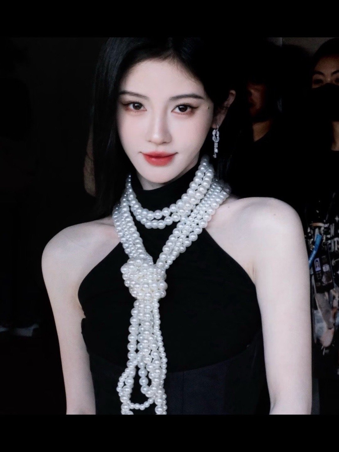 鞠婧祎甜美又带有贵气 气质满满
