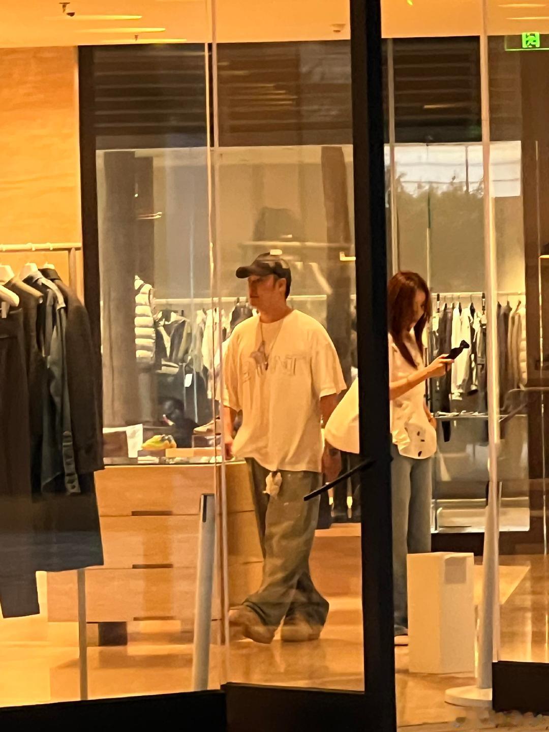 上海太古里偶遇陈赫张子萱网友在上海太古里偶遇陈赫张子萱逛街，这一对有多少人喜欢呢