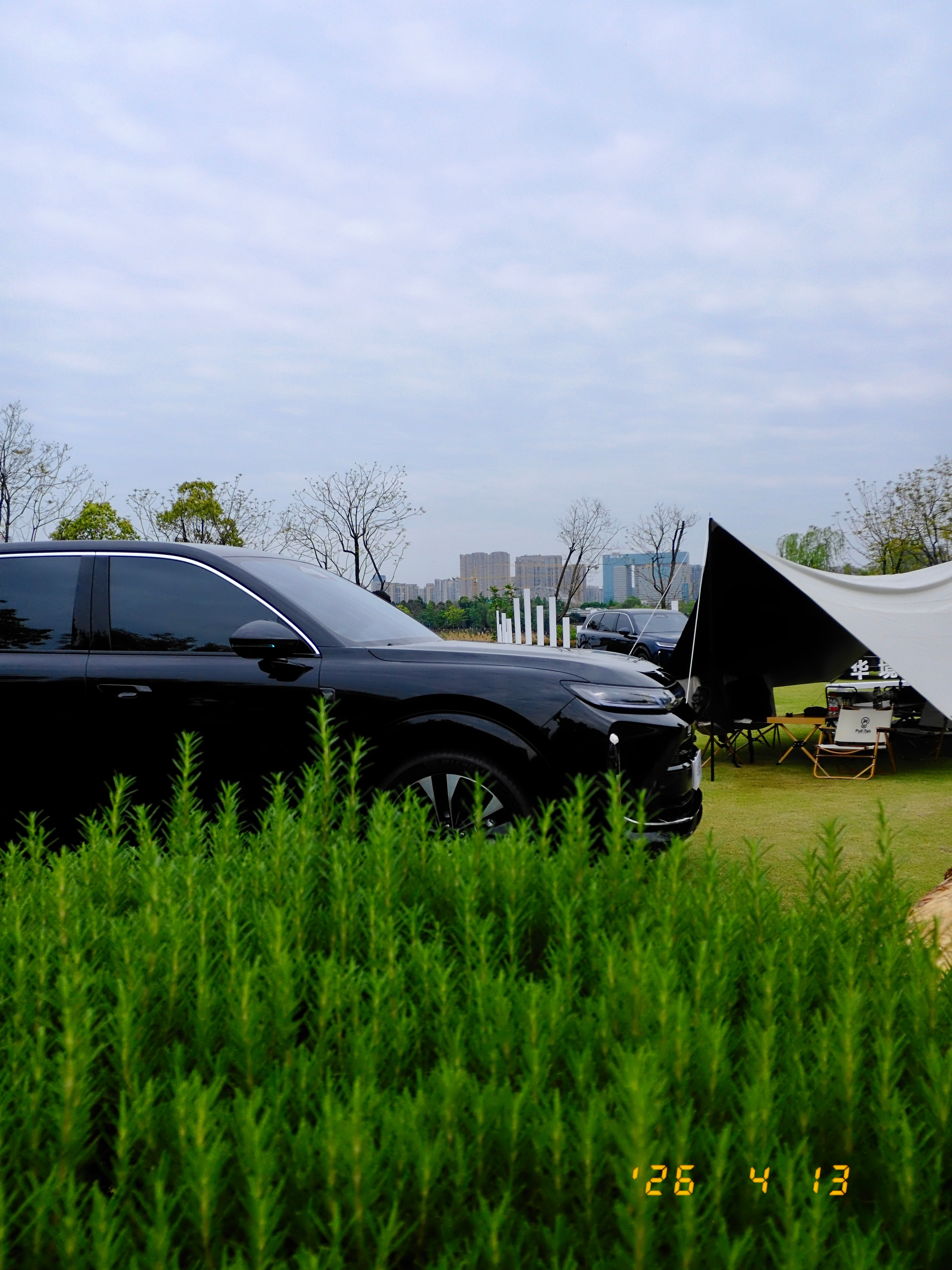 华境s 试驾结束，蓝外白内绝配。除了华为乾坤智驾，超大空间，六座平权之外，驾乘感