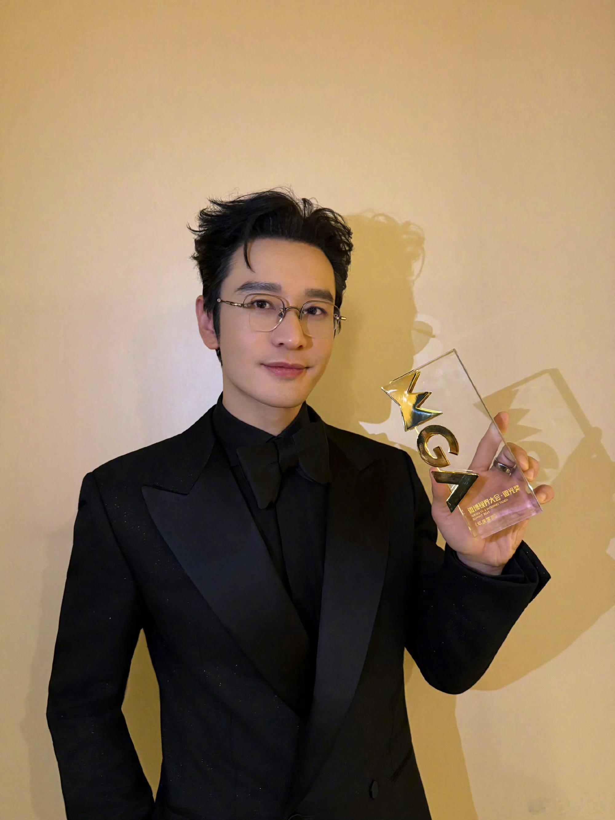 黄晓明亮片流苏战袍黄晓明这波属实是颜值回春！亮片流苏战袍上身，贵气感溢出屏幕，墨