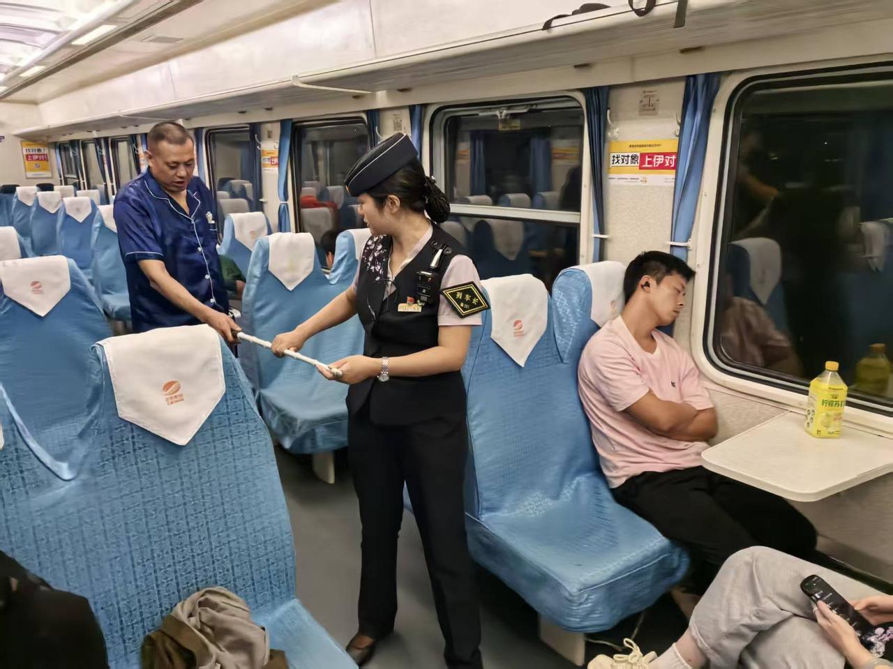 普速列车上暖心事：暖心启程 温情助行

9月16日，T49次列车郑州站迎来了一位