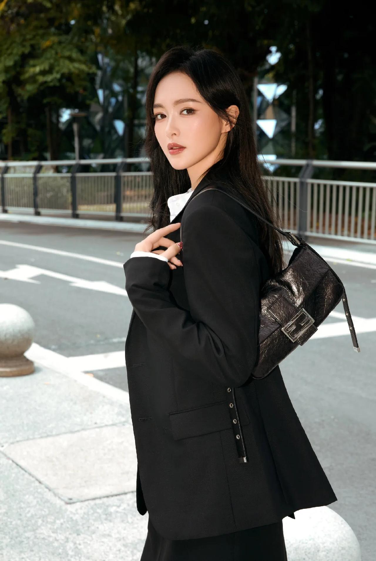 唐嫣通勤西装造型，简约穿搭尽显大女主气场
 
经典黑西装内搭白衬衫，搭配同色系开