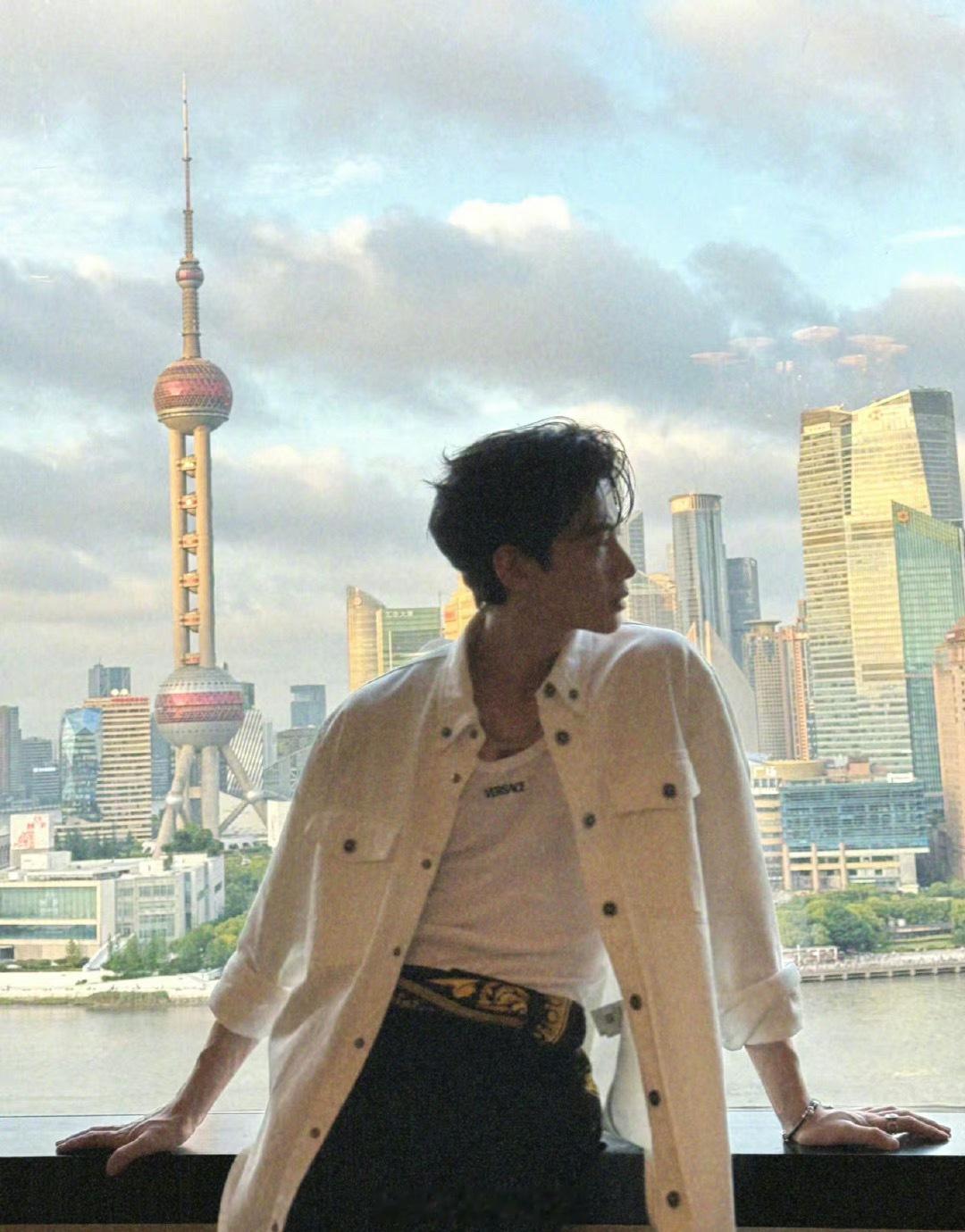 #白敬亭丝带当腰带#很喜欢白敬亭的穿搭，把丝带当成了腰带，她是真的很会穿。时尚的