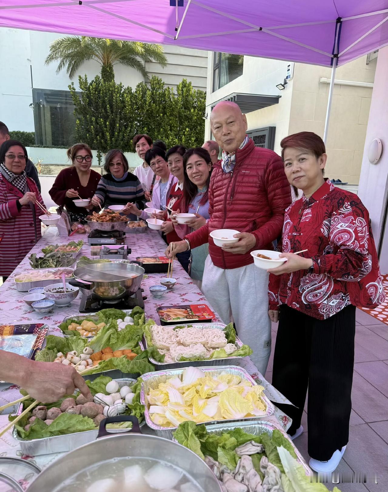 汪明荃夫妇新年在院内请大伙吃火锅，还以为香港人都很讲究公筷呢，在阿姐家并没有这样