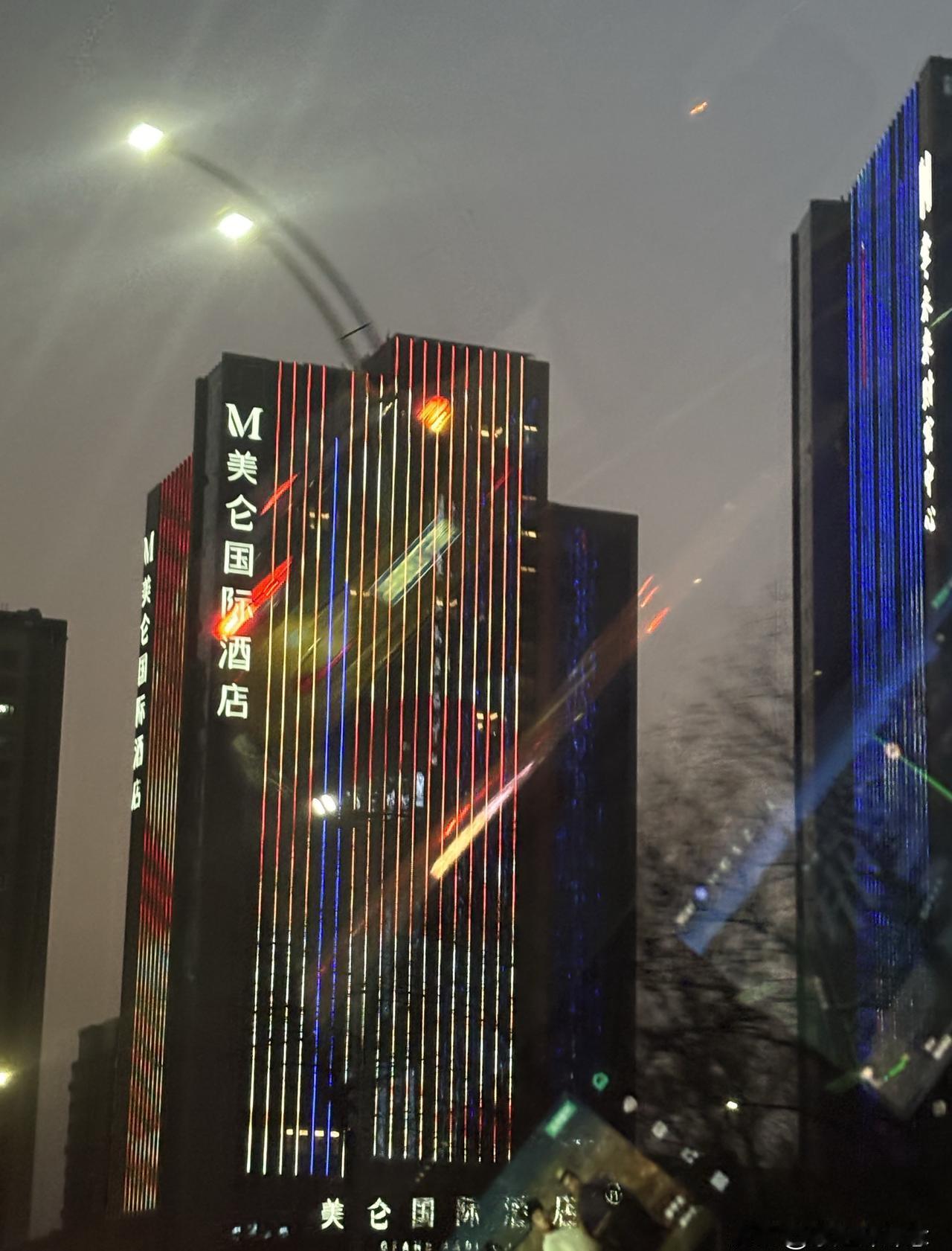 潍坊到沈阳的慢车，

坐了17个小时。

凌晨三点在天津站，

一个宝宝突然嚎啕