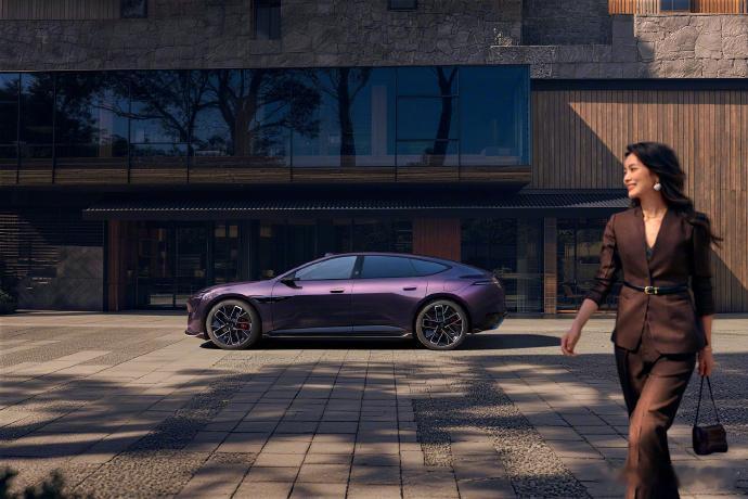 新阿维塔12重新定义时代好车 在这个“复刻经典”成为常态的时代，新阿维塔12选择