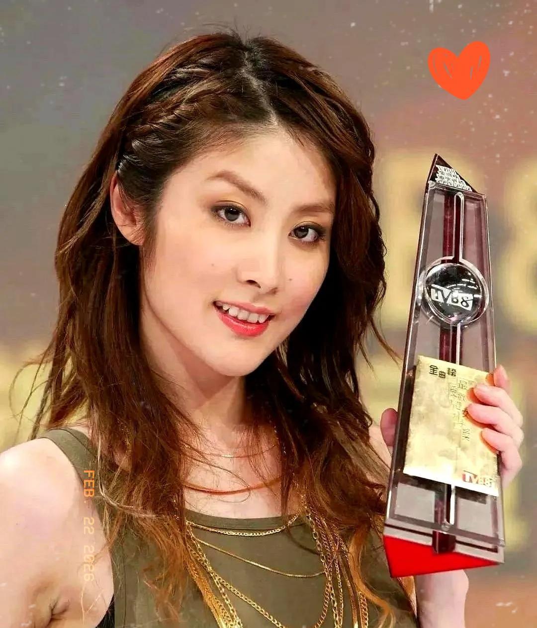 混了30年娱乐圈，最狠的女明星是她。
你见过出道近30年零绯闻的吗？
陈慧琳就是