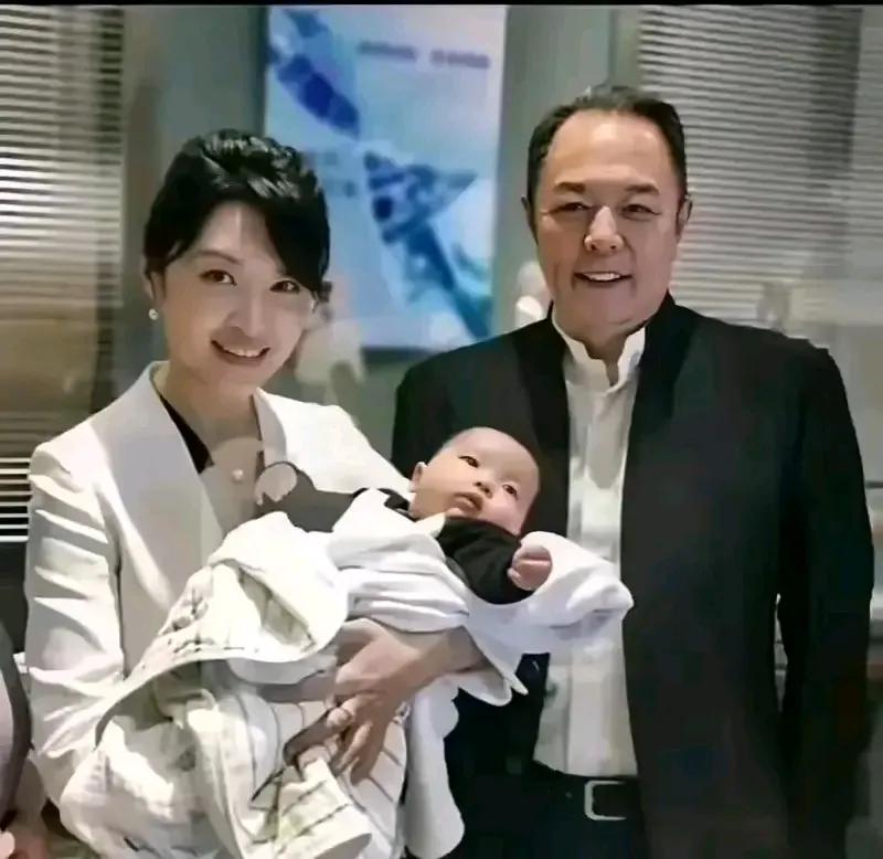 这两位可不能演夫妻，把女主角换成林心如都比她强。这位男士一看就是年过六旬的成功人