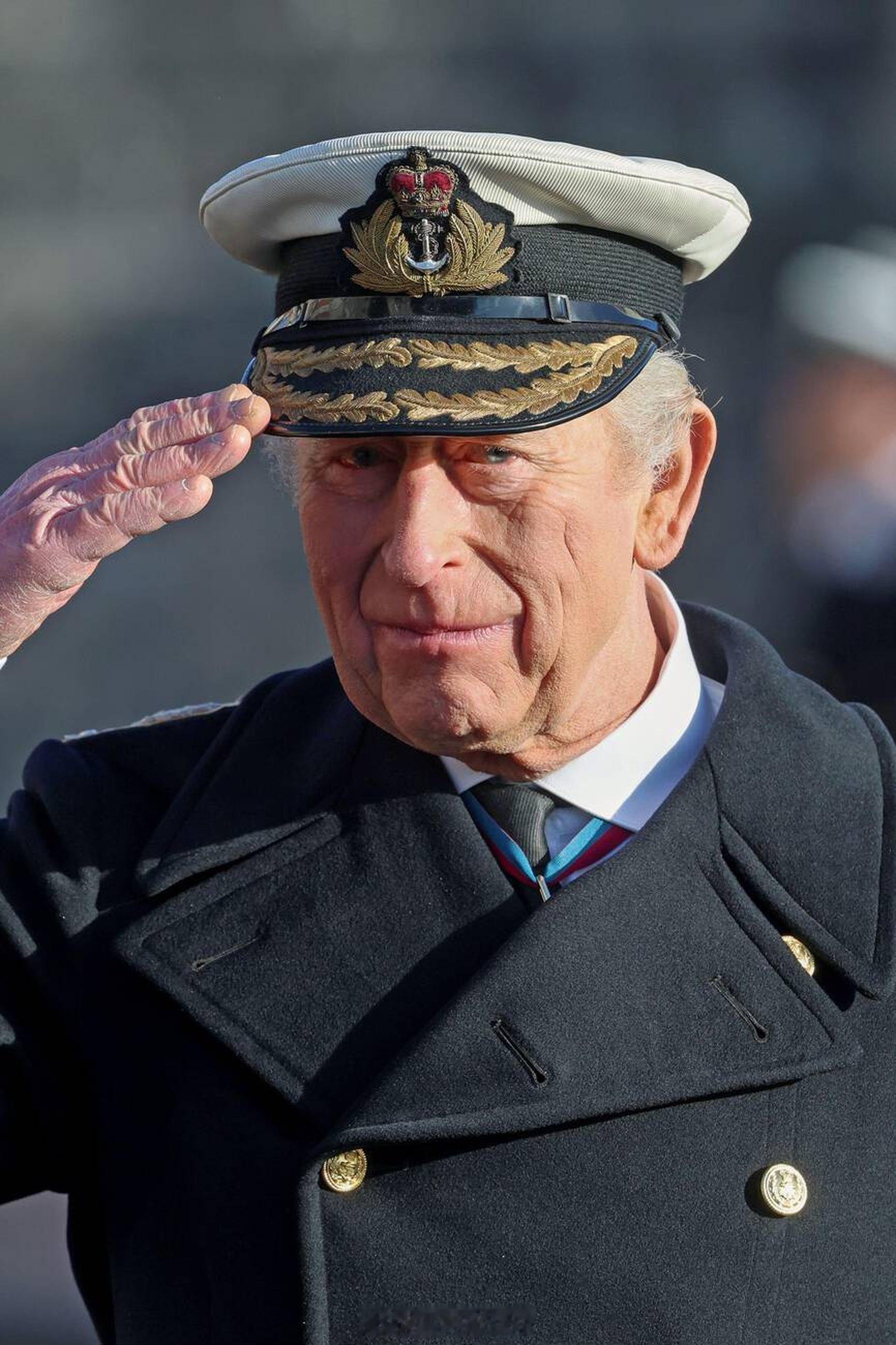 英国王室  今天查尔斯三世在达特茅斯访问皇家海军学院⚓️通常情况下，每年十二月，