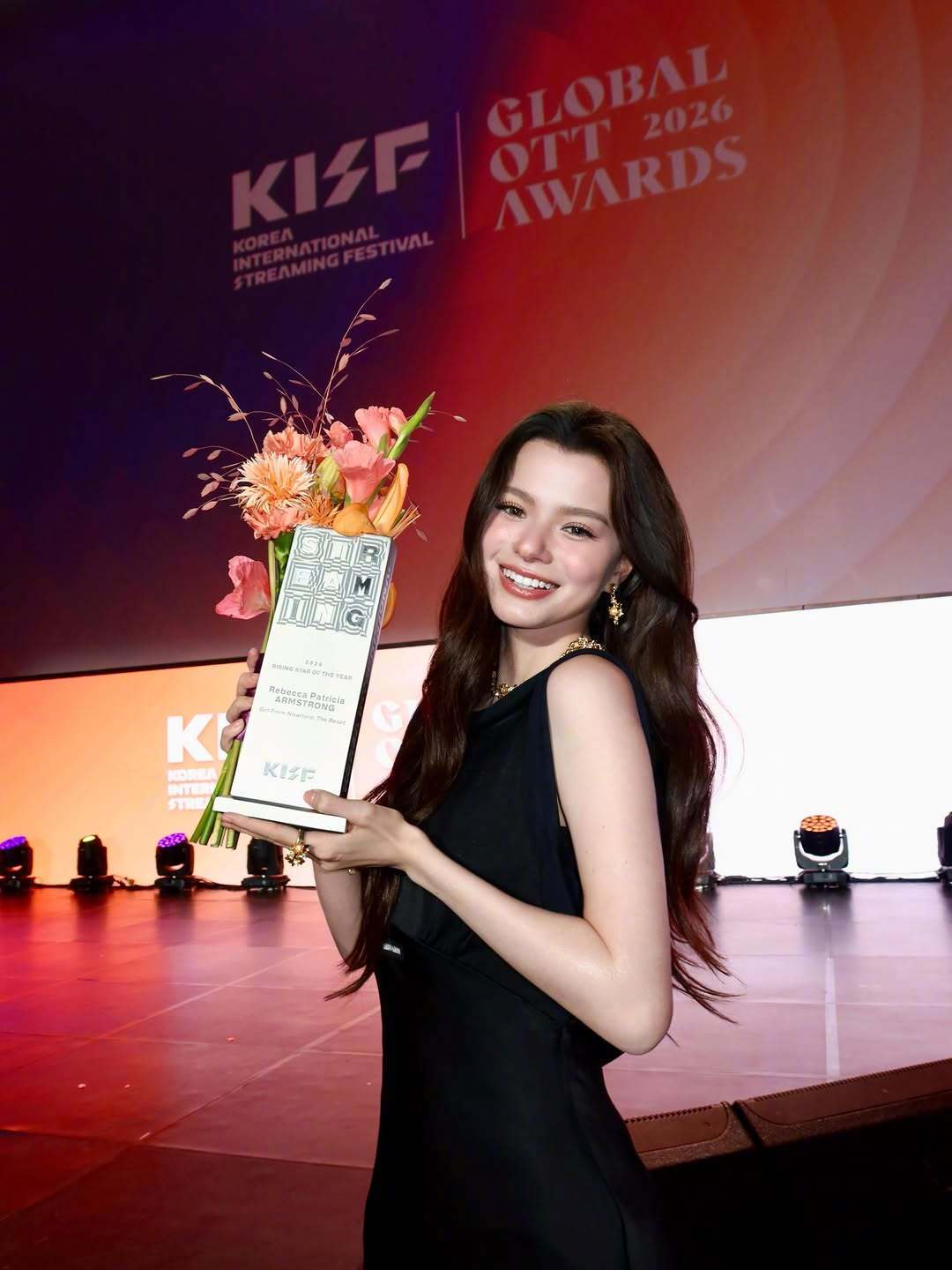 Becky出席亚洲内容大赏暨全球OTT大奖颁奖典礼。Miu Miu黑裙作为当晚造