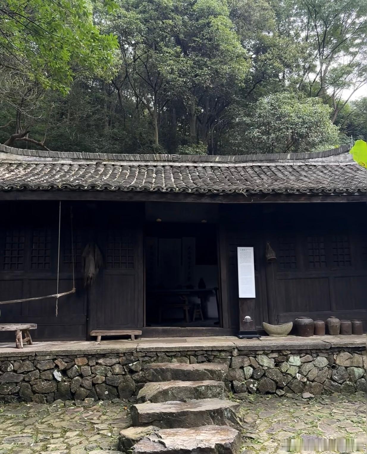 久无人居的屋子，很快会破败；但哪怕只住一位老人，房子也不易塌。房子之所以不腐，靠
