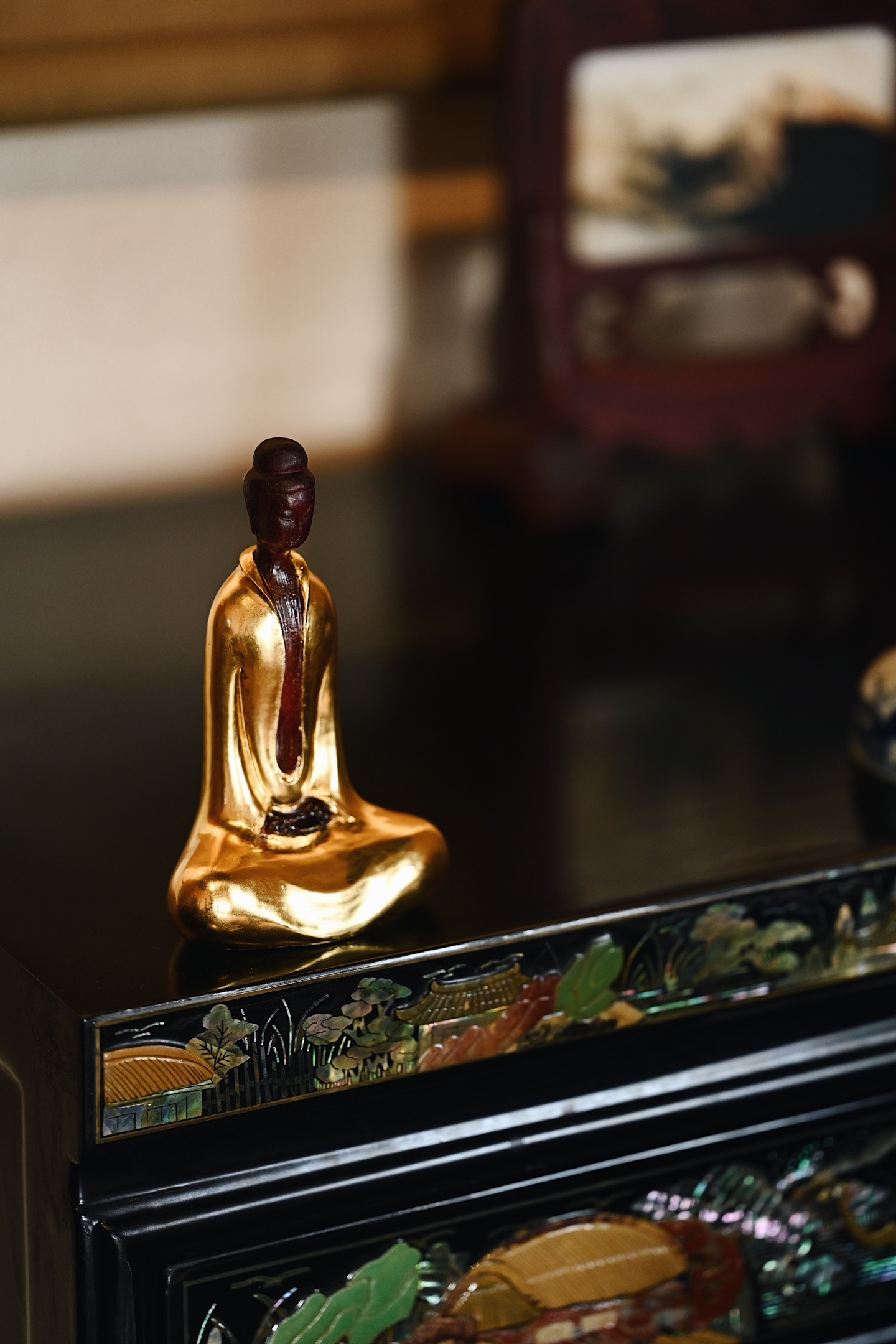 紫檀x金箔 | 北魏佛体态修长，衣带如曹衣出水，秀骨清像，略含微笑，气质雍容大度