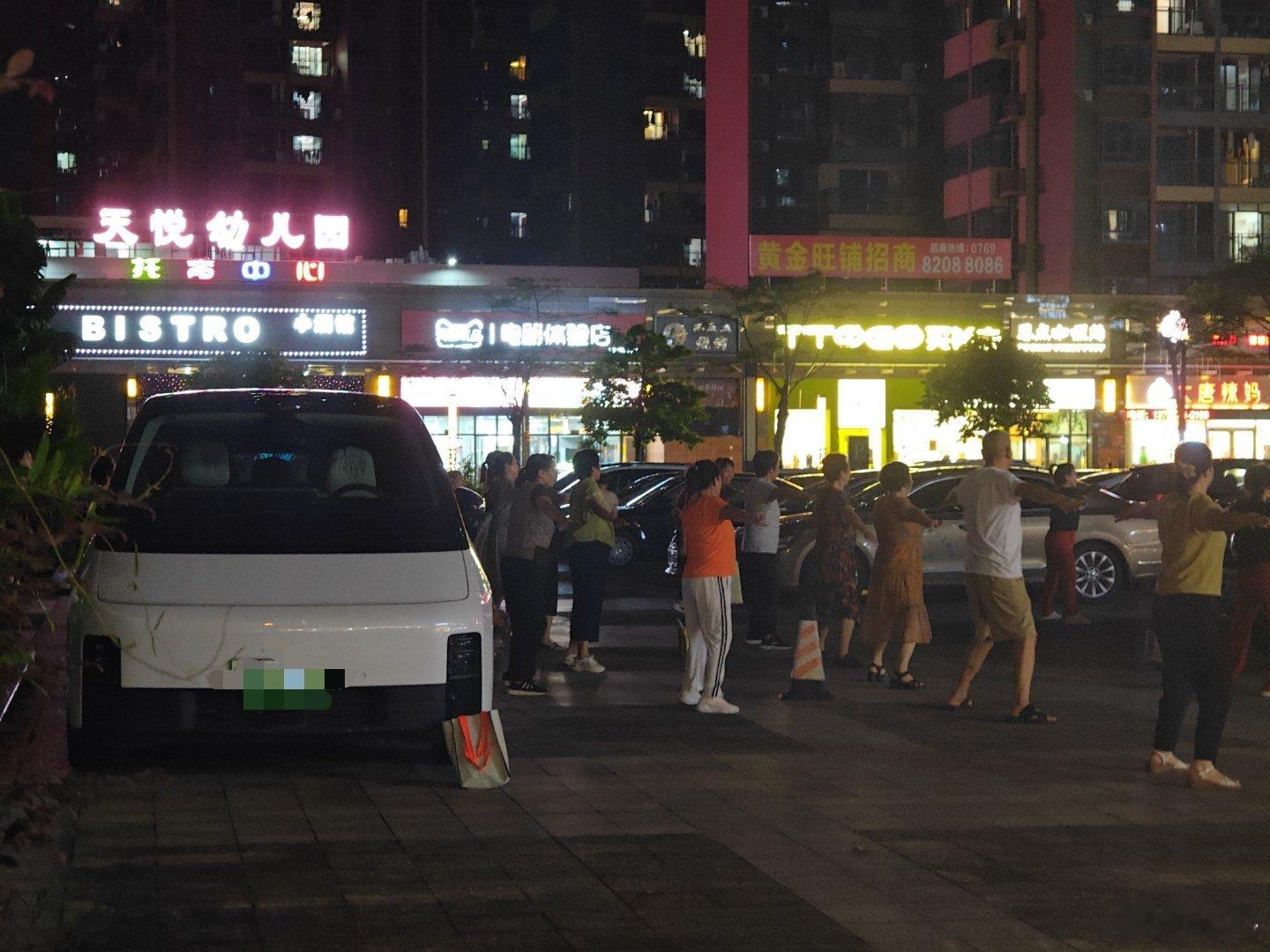 总感觉我这台理想MEGA停的位置不对…直接乱入广场舞大妈的场地了。现在想开都开不