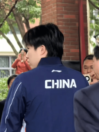 王楚钦他们到达第八中学，皓哥一脸没睡醒的样子，也是挺可爱的。

3.8日，国球进