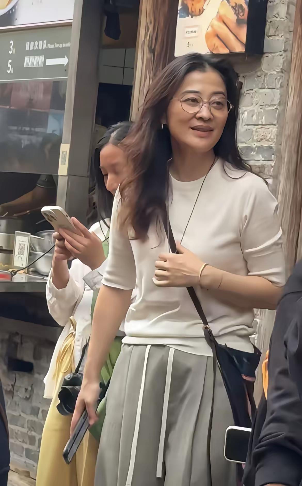 在街上遇到一个美女明星
你们认识她吗？
她的素颜照很真实，脸部鱼尾纹和法令纹都是