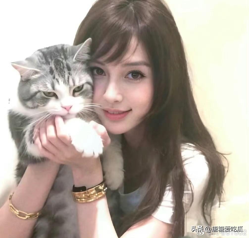 杨颖靠不靠黄晓明
我不敢说
但是我敢确定的是，杨颖没嫁给黄晓明之前还是个十八线小