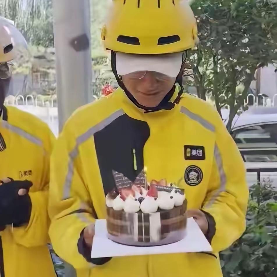 外卖小哥这一撞，撞出了普通人的勇气8月18日晚，青海西宁街头，一名醉酒男子持刀滋