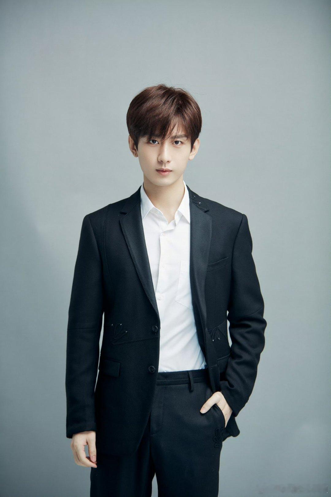 成毅，十年沉浮未曾消磨你的热忱，反而让你像经过打磨的温玉，内外明澈，初心不改。 