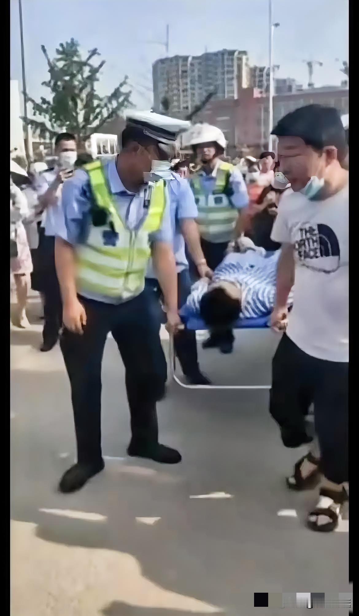 手术完不到10个小时，他被抬进了高考考场。昨天早上，简阳中学考点门口停了一辆救护