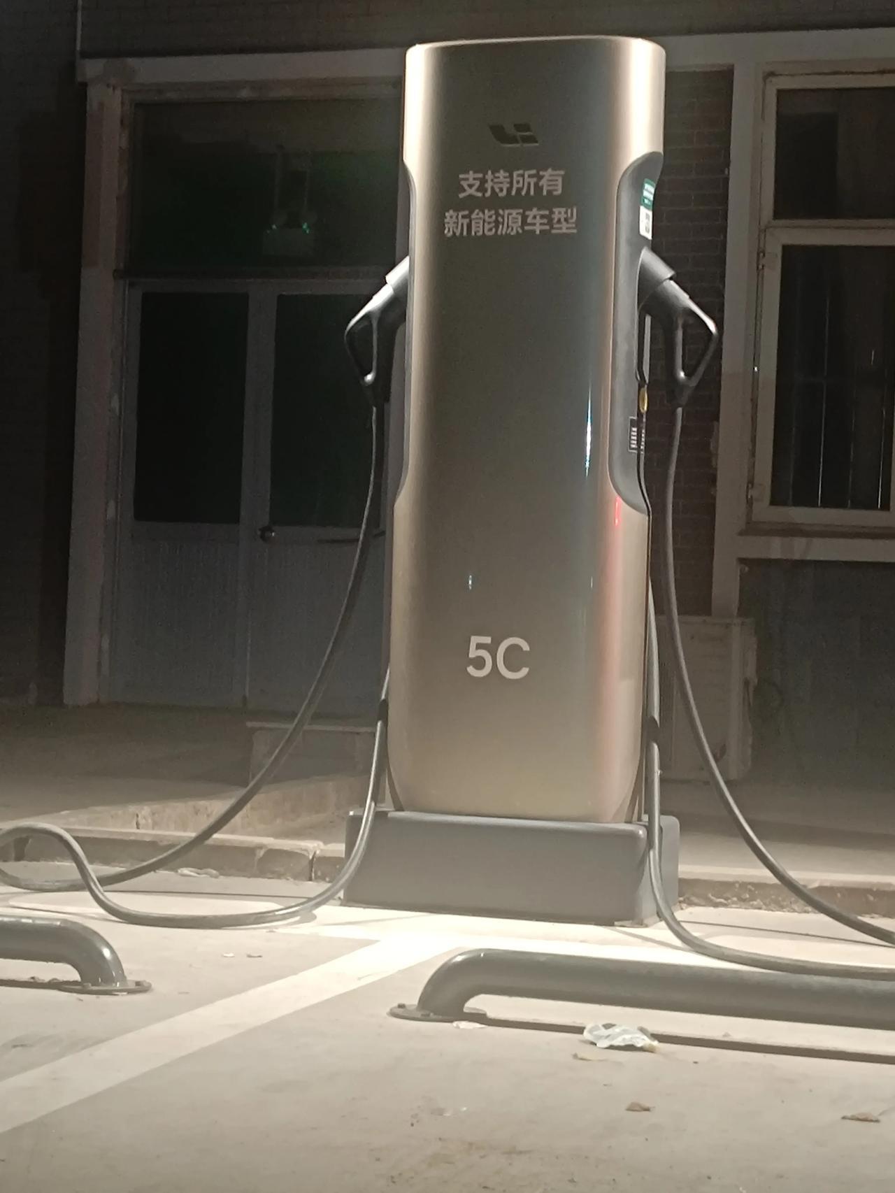 服务区的电车充电桩这费用也太高了吧！真的是充一次需要一百多啊，真的是太贵了啊，这