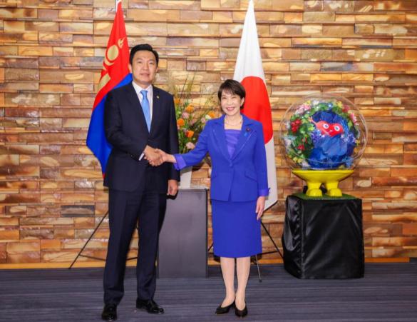 9月29日，蒙古总理乌其尔勒访问日本期间，为了拿到日本那点援助，连“日本是爱好和