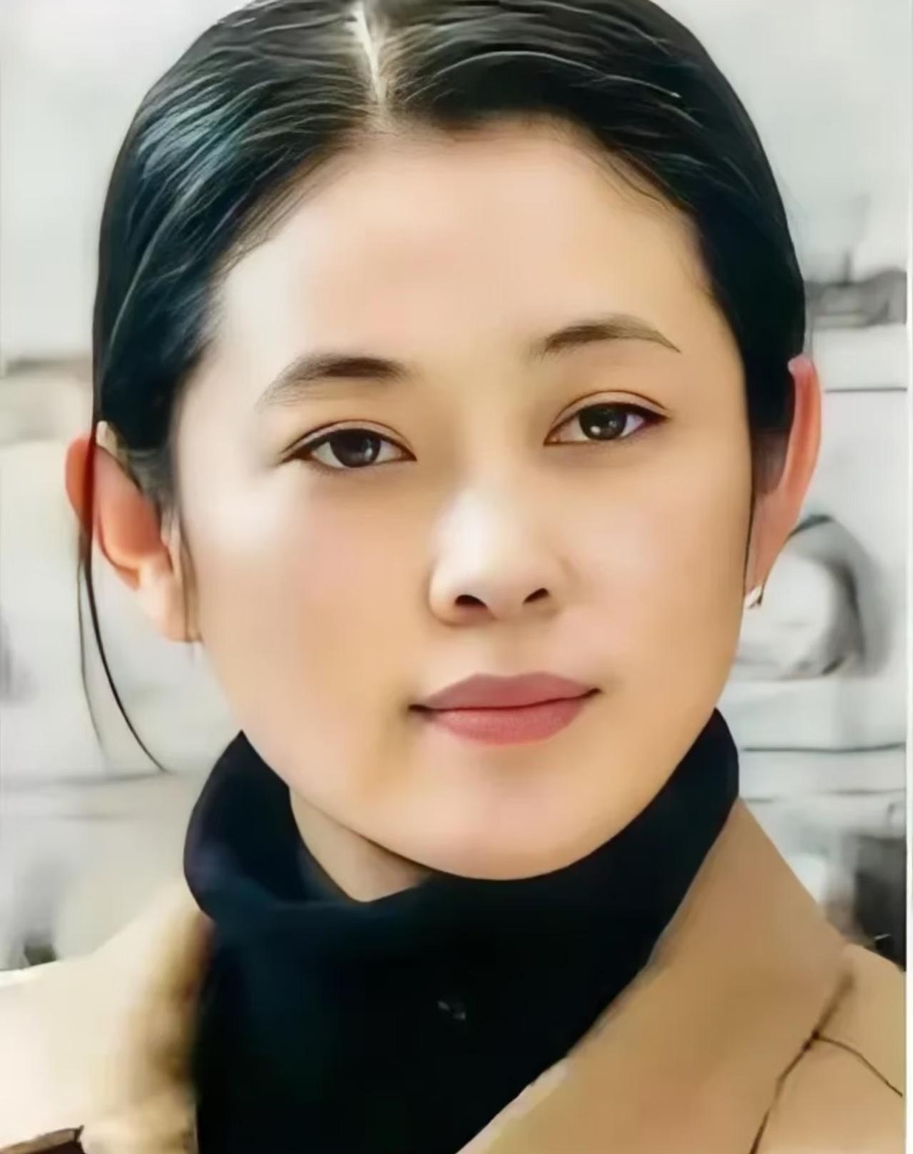 曾经她是央视第一大美人，我感觉她比董卿、周涛都美，端庄、知性、优雅，是多少男人的