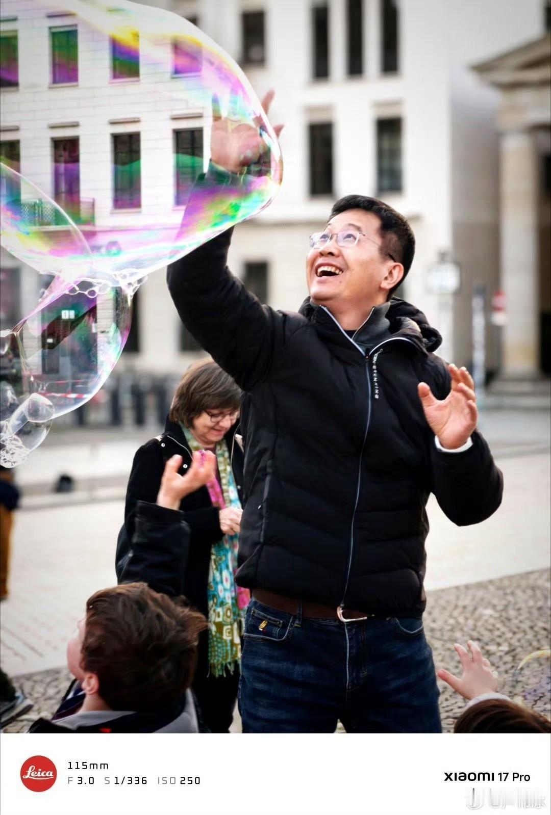 卢伟冰在德国玩泡泡！

今天凌晨，人在德国的卢伟冰在休闲广场和当地的小朋友一起玩