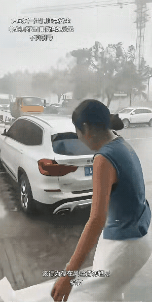 笑不活了!大风天穿裙子，这功能我是真没想到。

视频里的美女穿了条白色长裙，外面