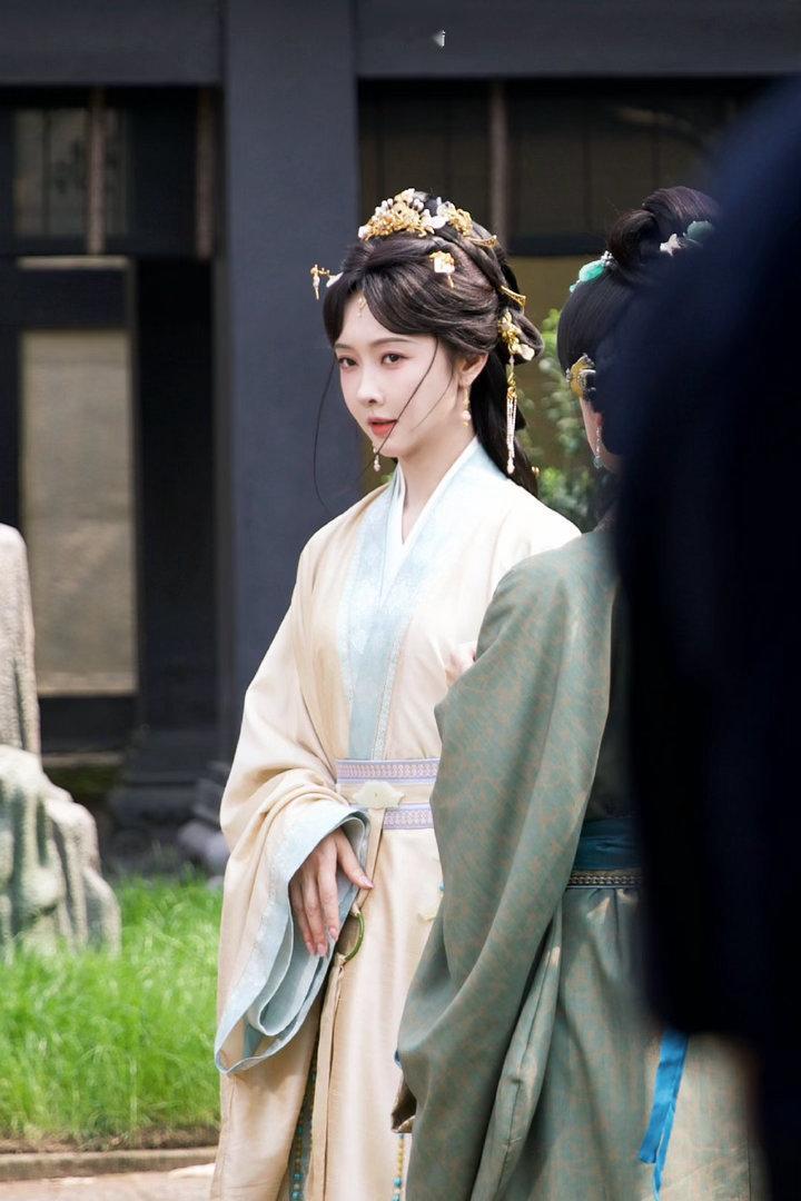 宣璐归良辰黄衣妆造宣璐归良辰上班路透 黄衣宣璐谁看了不说一句绝！温婉大气是底色，