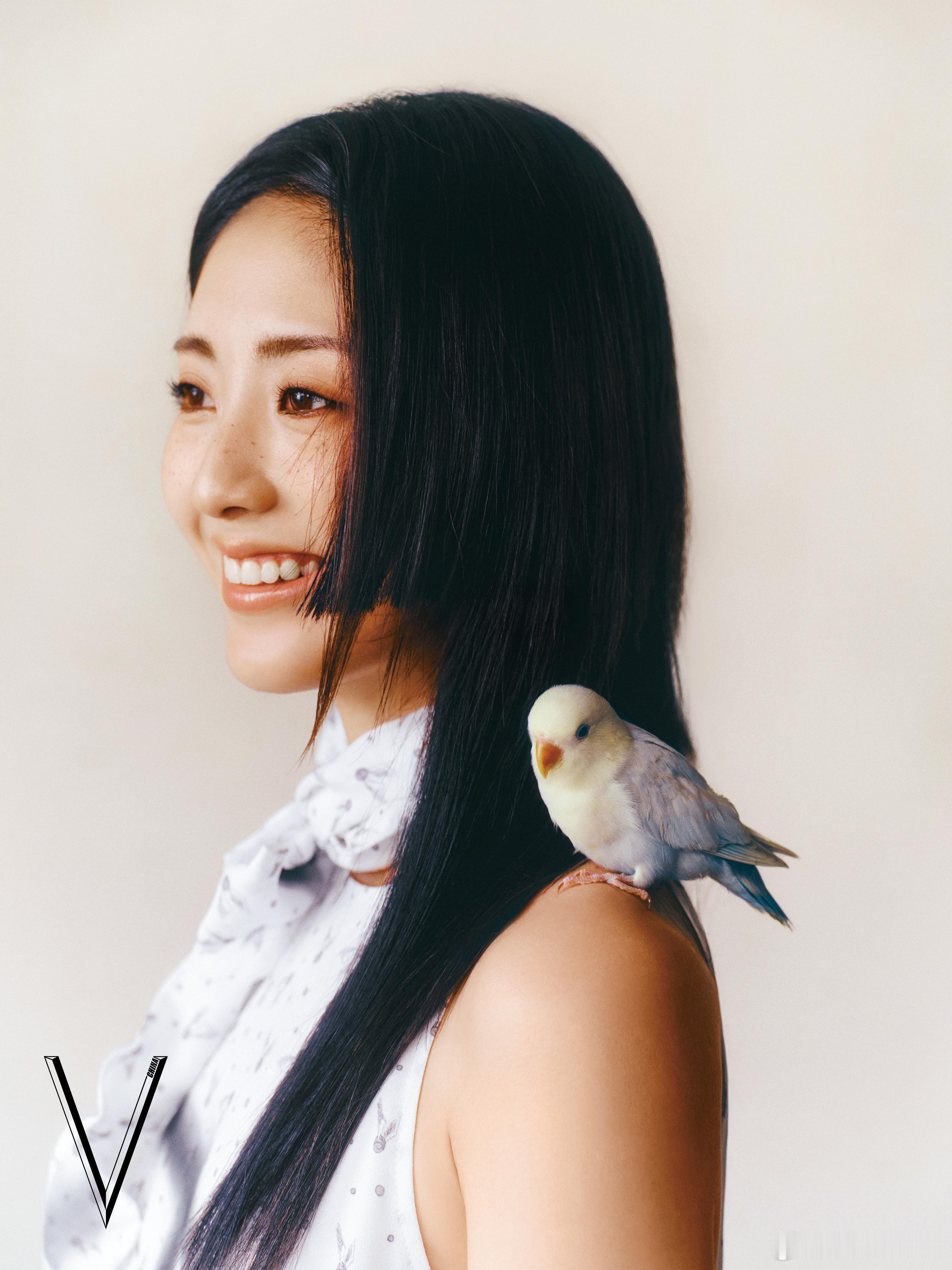 邢菲有恶女那味了 谁来懂一下邢菲《V中文版》这组冷脸大片，公主切+雀斑妆，目光疏