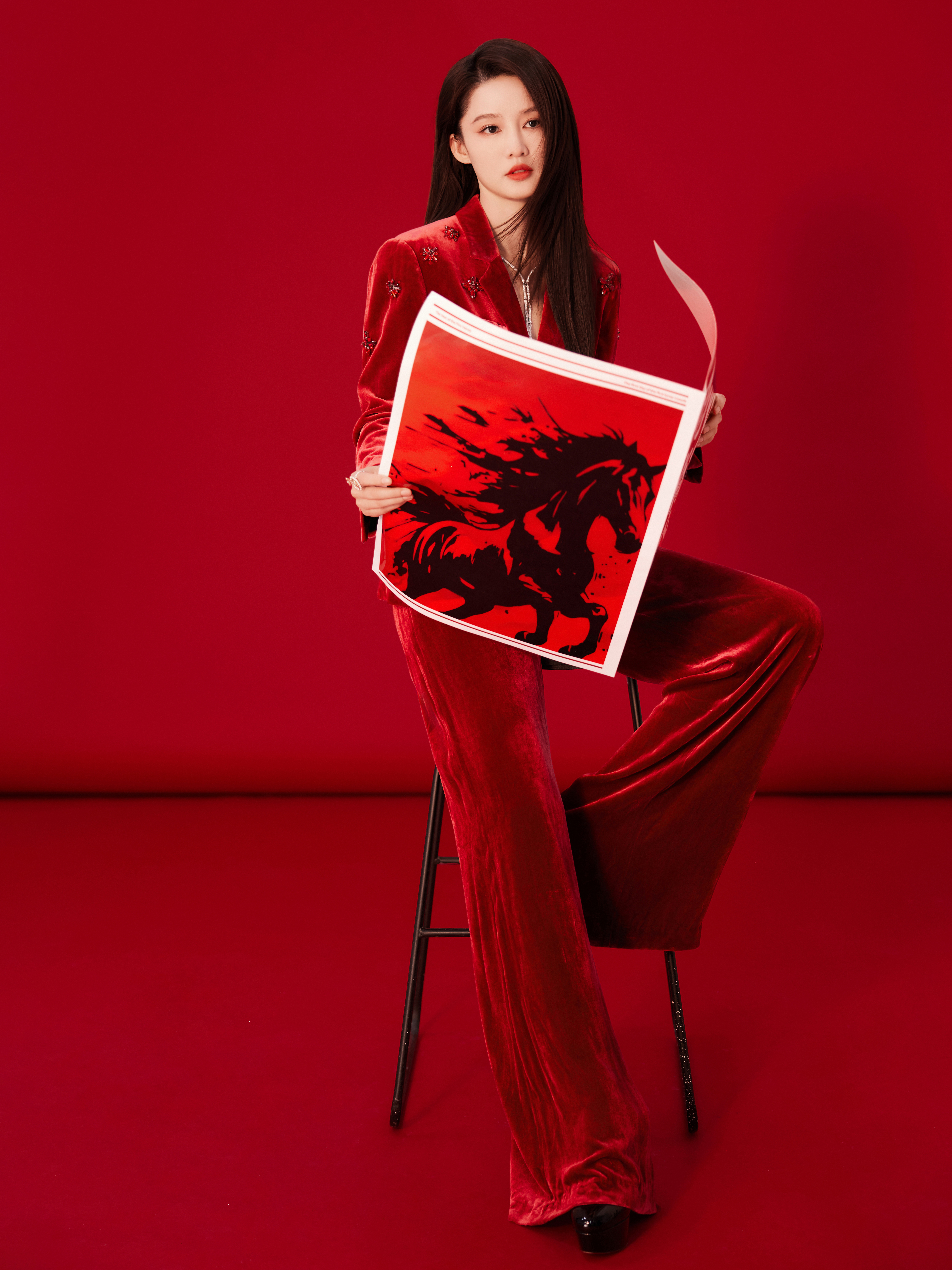 李沁  红丝绒裹住新春的滚烫气场，长发轻扬间尽是从容锋芒。丙午马年，以飒爽姿态赴