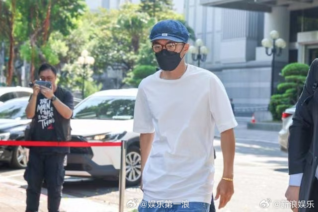 李威出庭不认罪 据台媒，李威卷入“精舍命案”今日出庭受审，改采无罪答辩，他强调没