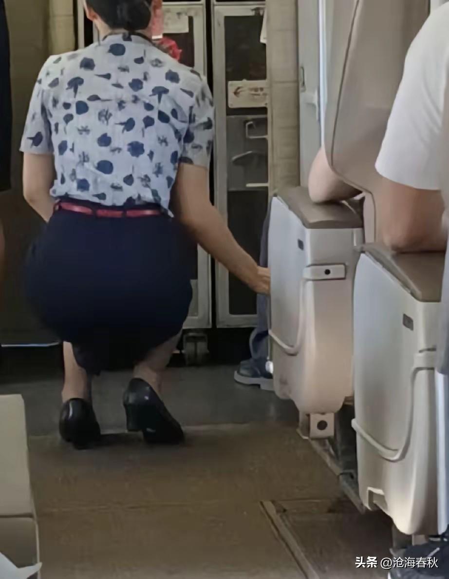 原来这名乘客为难空姐是另有原因
不过这也不能成为他故意责难空乘的理由
据网友爆料