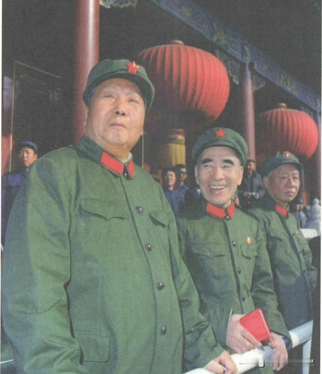 天安门城楼上，毛主席身着军装，目光深邃且坚定。
他一生心怀人民，始终笃信“人民，