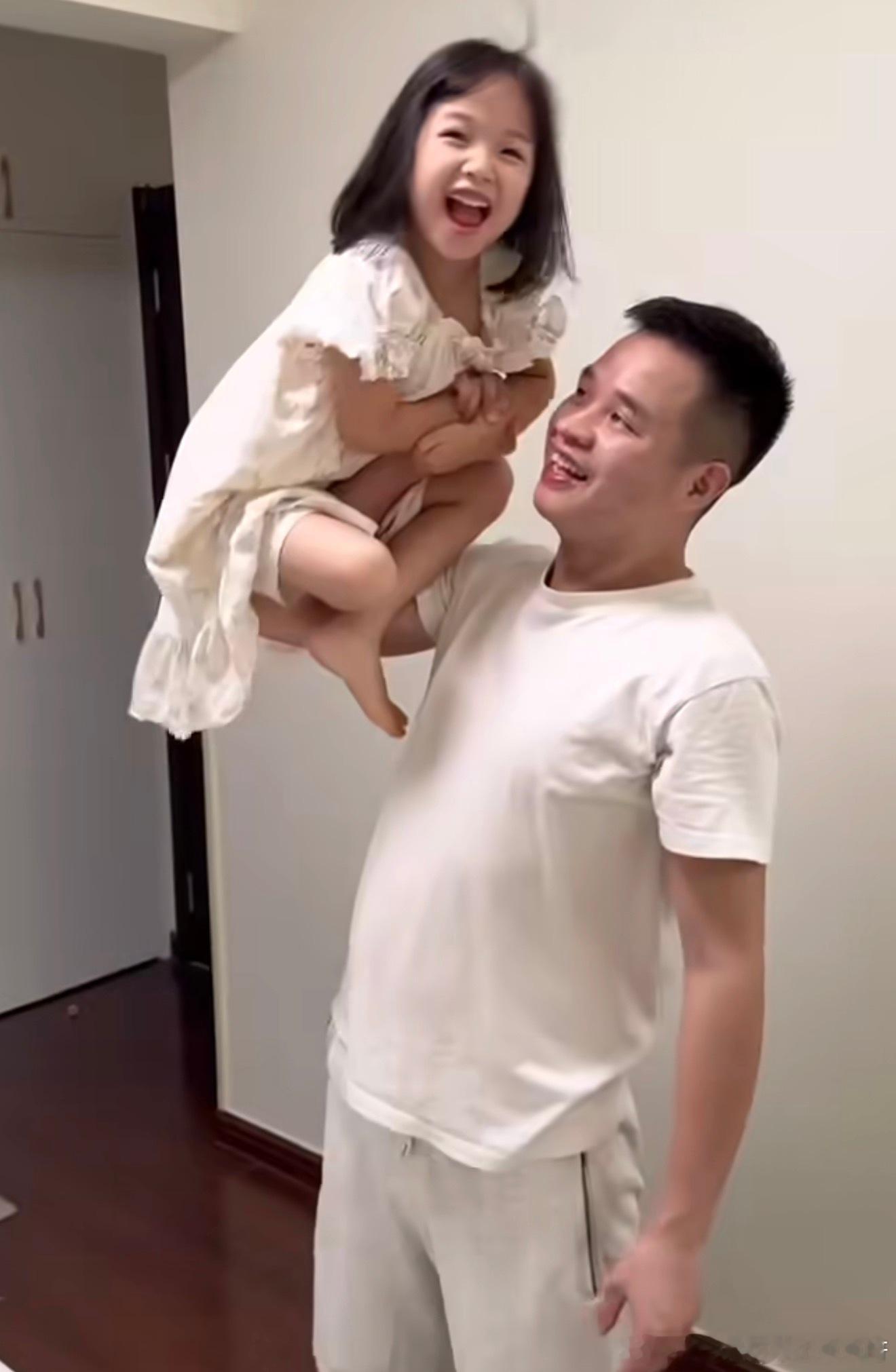 很难想象这条视频20年后的杀伤力真的会被这句话戳到，我们随手留存的影像，在多年后