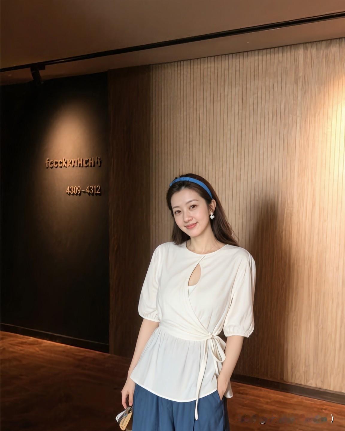 真正的男人，
不是靠肌肉和吼声证明自己。
他得有担当，
家里家外，
遇到事儿不躲