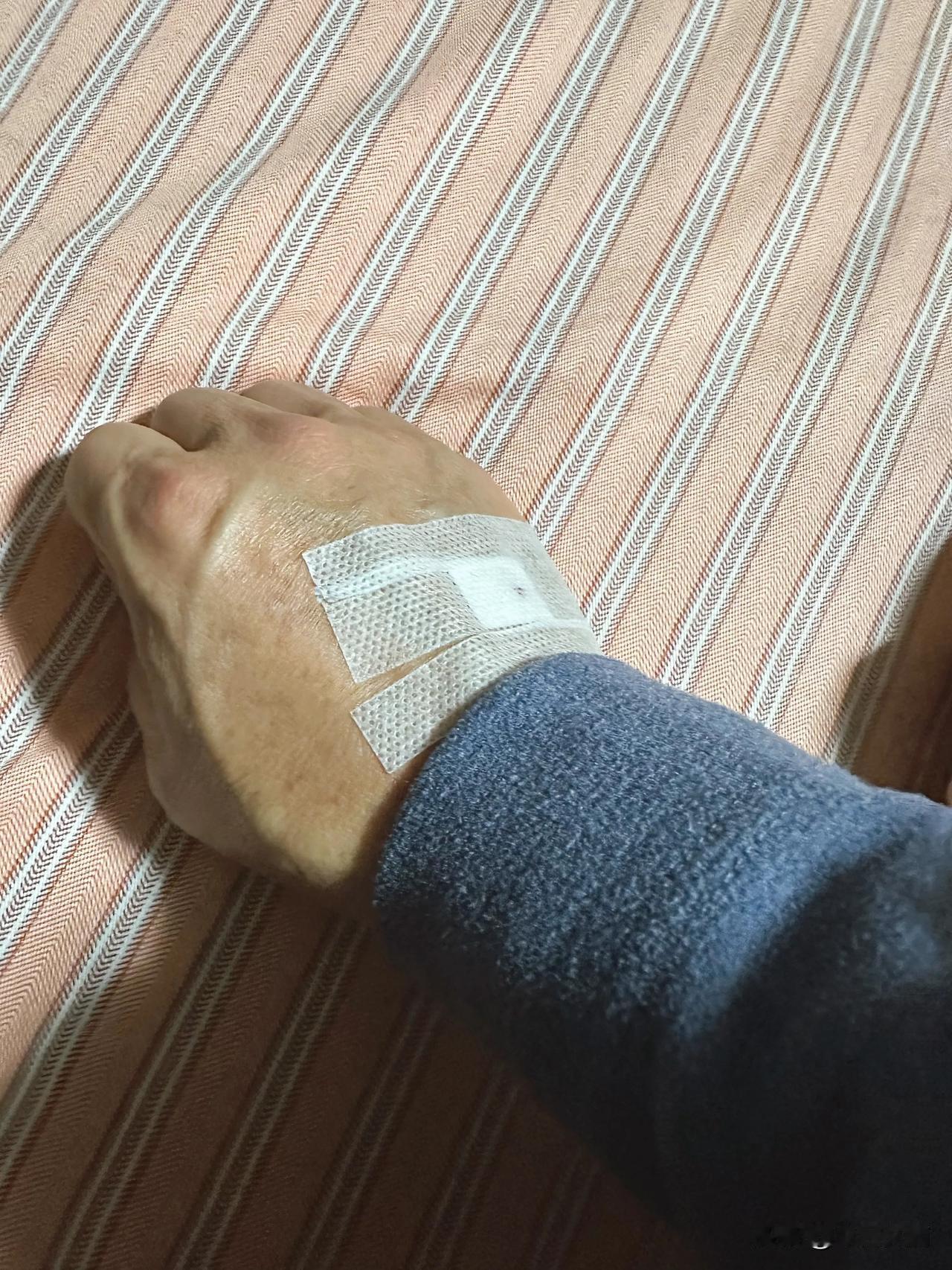今早浑身酸痛，起不了床！一早去了社区服务中心，医生给拿了两样药（见图2、3）。
