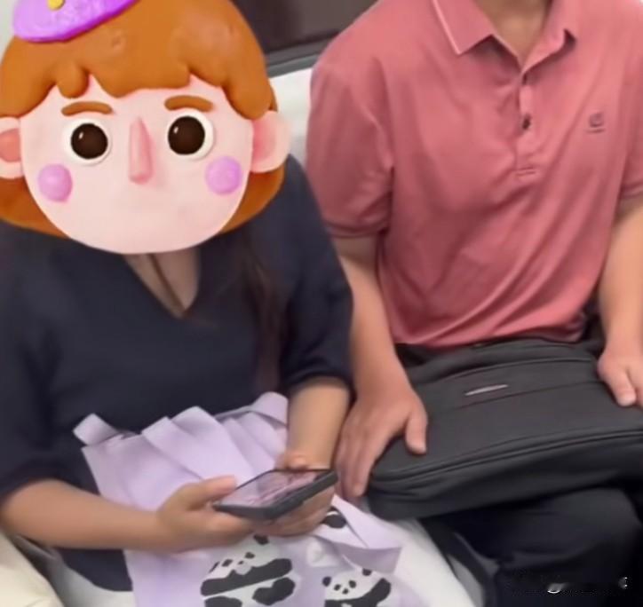 恶心了，地铁上惊现猥琐一幕，妙龄女生坐地铁，惨遭领座中年大叔以电脑包为掩护，充分