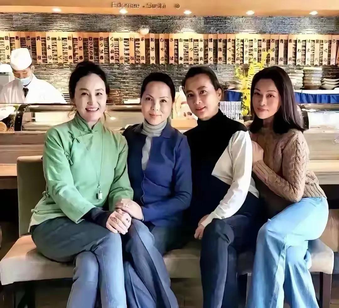 这些明星近照可都是大妈、奶奶辈了，但你们瞧瞧，她们像吗？一个比一个显得年轻，不得