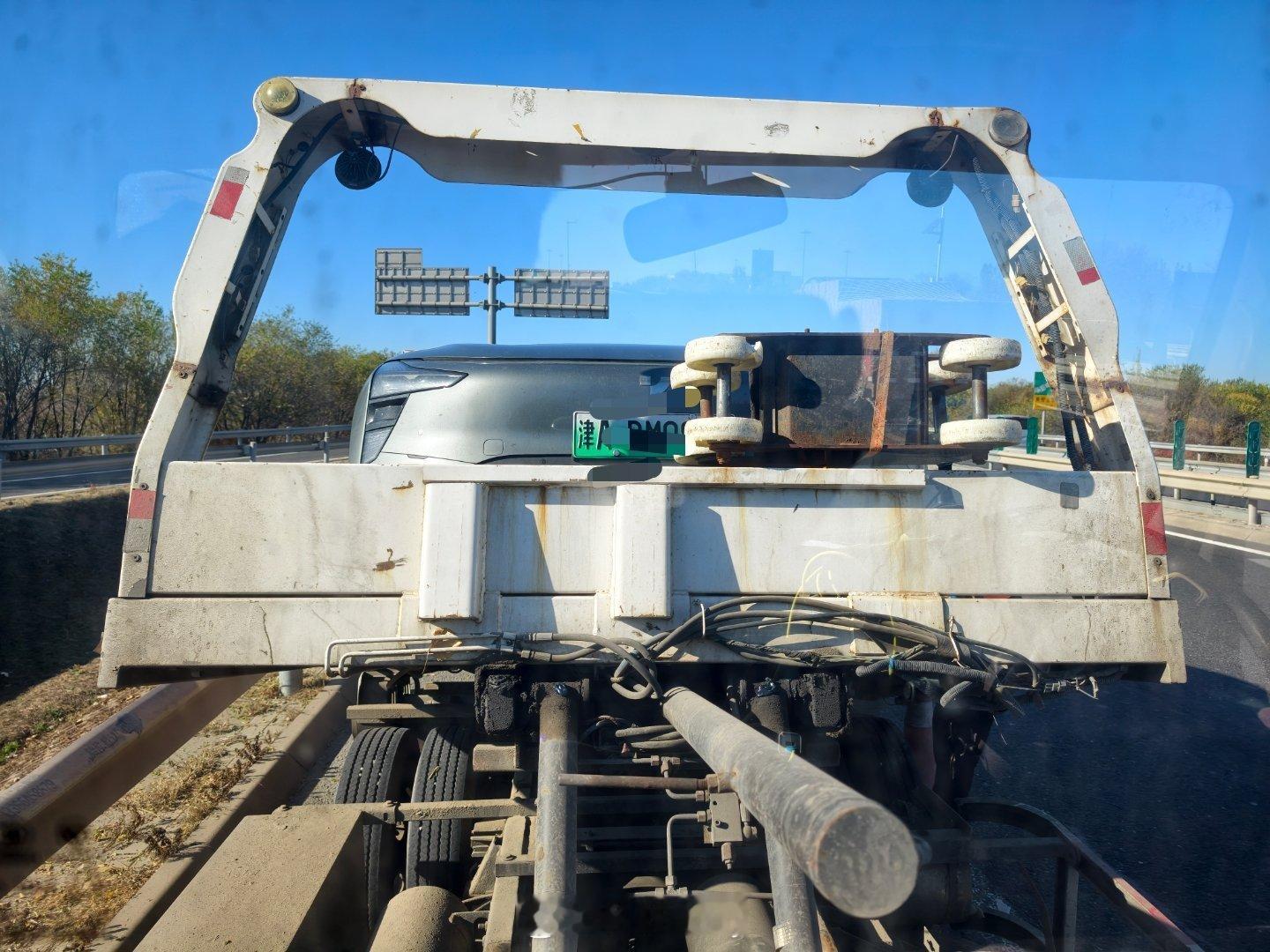 咱也是坐上高速救援车了，保险公司靠谱有免费救援，就近拖到拖车店去修吧。没想到在北