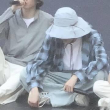 宋亚轩身上全是蝴蝶结舞台之上宋亚轩身披满片蝴蝶结，柔软丝带随风轻扬，氛围感十足。