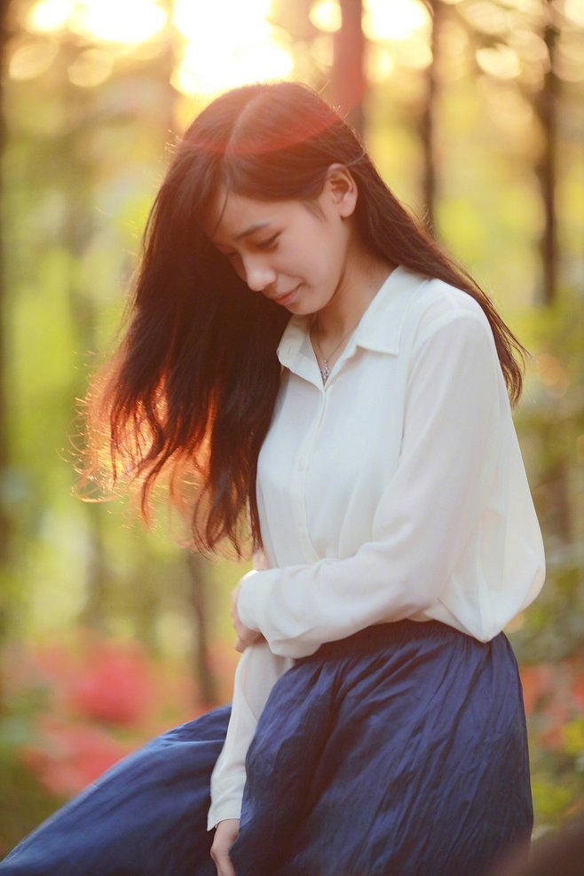 两人分手后多年，在一个城市不期而遇。　　男：“你好吗?”　　女：“好”　　男：“