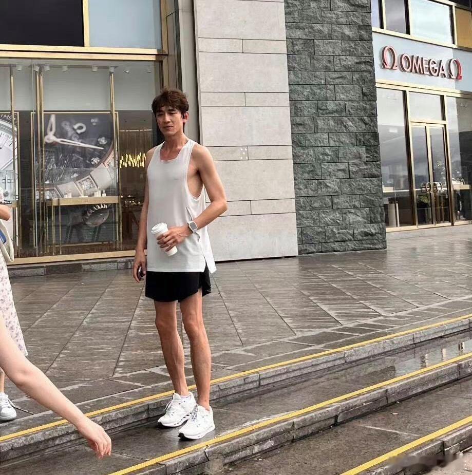 网友在香港偶遇林更新，身形瘦长得像竹竿，这么高太瘦了吧[并不简单] ​​​