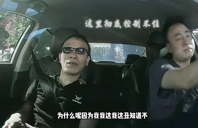 看哭了。成都，一位网约车司机接到订单，平台先弹出一行提示：乘客是盲人。上车之后，