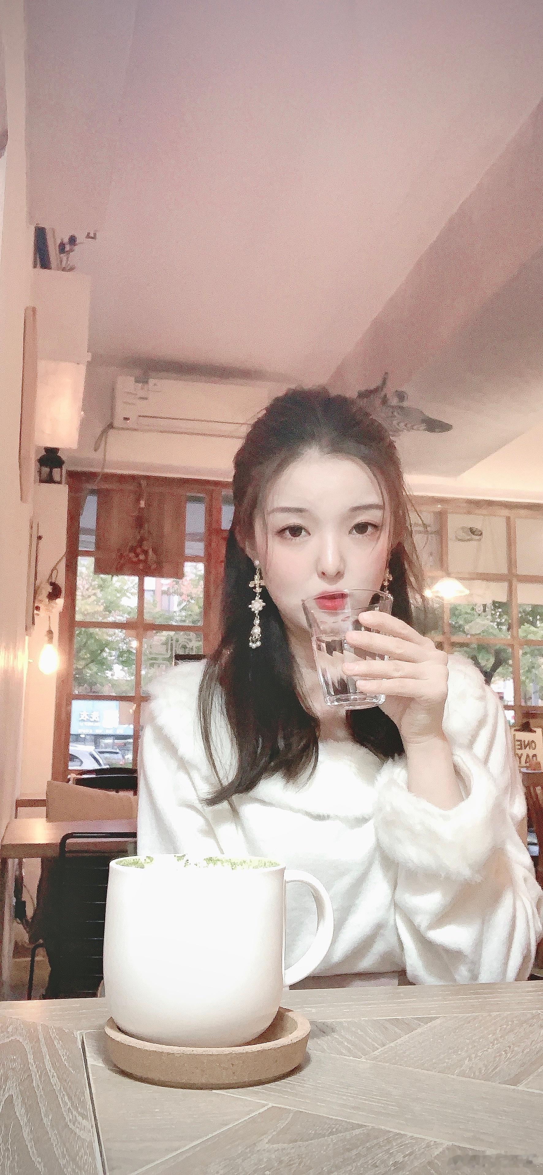 没什么可解释的 我觉得六年前的我比现在看起来成熟