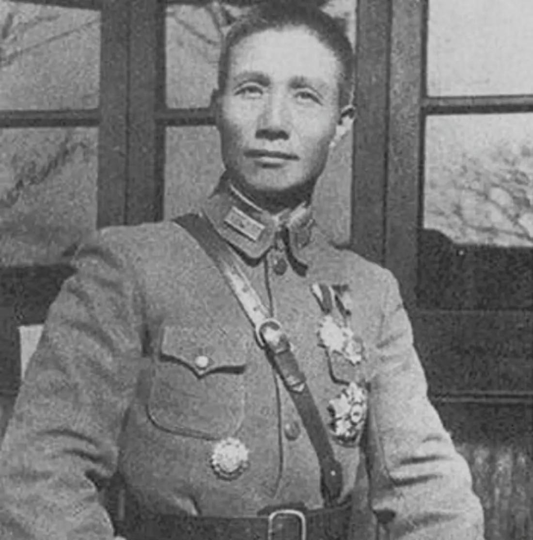 他是杂牌军将领，却深得老蒋信任，可为何晚年却又遭到老蒋抛弃
 
此人不是黄埔嫡系