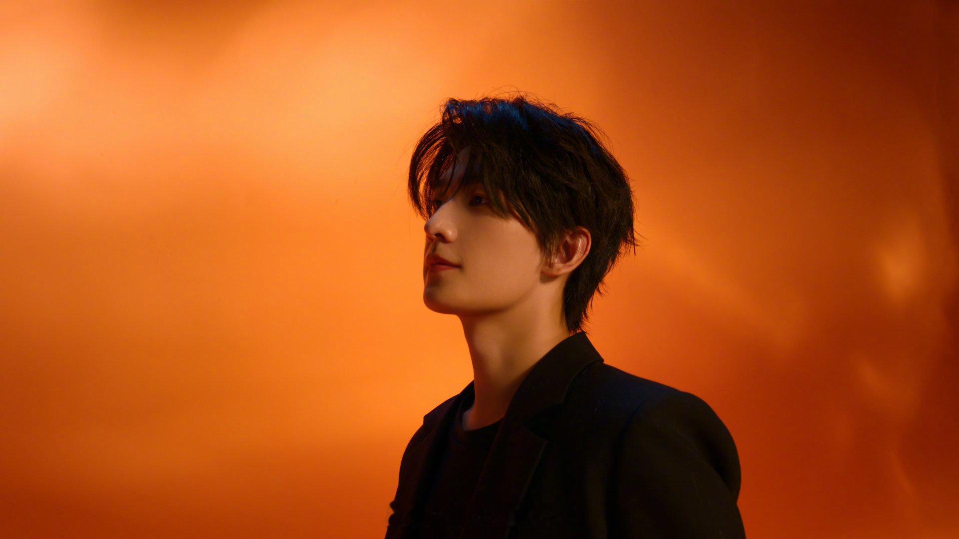 杨洋新造型帅的太客观了 一身利落黑色穿搭简约又大气，碎发造型温柔又有疏离感，优越