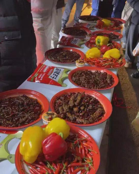 跨年夜重庆吃辣大赛爆冷！新疆大哥夺冠赢300斤肥猪，处理方式笑翻网友
 
跨年夜